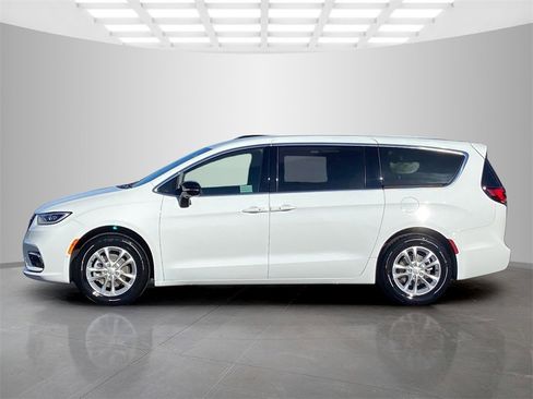 New 2026 Chrysler Pacifica Select image 2