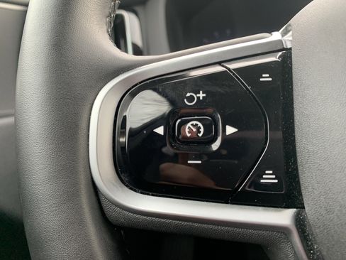 Used 2025 Volvo XC60 B5 Plus image 19