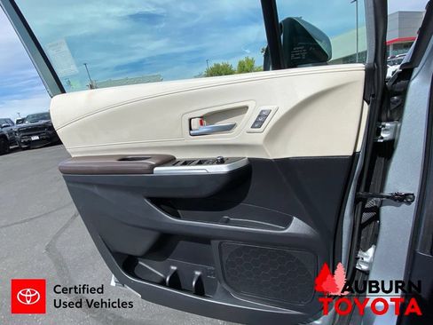 Used 2024 Toyota Sienna Platinum AWD/4WD image 37
