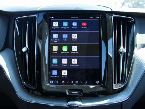 Used 2025 Volvo XC60 B5 Plus image 20