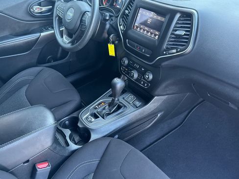 Used 2021 Jeep Cherokee Latitude FWD image 17