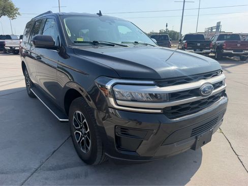 Used 2023 Ford Expedition XLT RWD image 3
