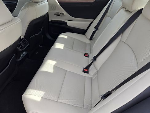 Used 2025 Lexus ES 300h w/ Premium Package image 41