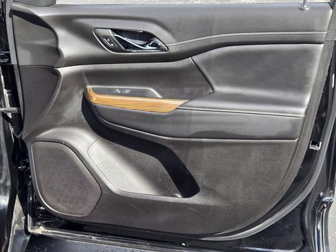 Used 2023 GMC Acadia SLE image 5