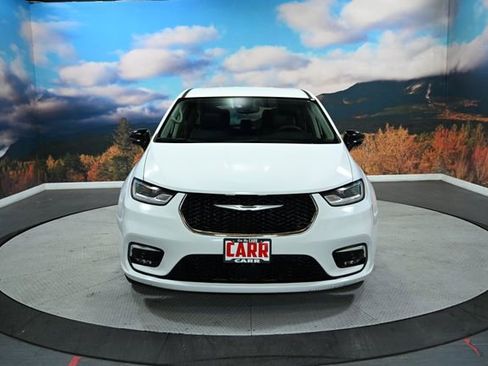 Used 2024 Chrysler Pacifica Limited FWD image 3