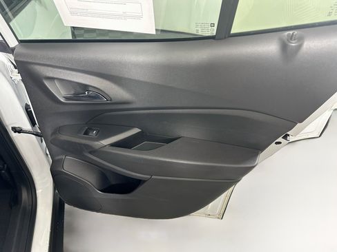 Used 2025 Chevrolet Trax LT w/ LT Convenience Package FWD image 28