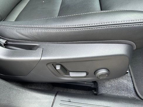 Certified 2025 Volvo XC40 B5 Plus image 21