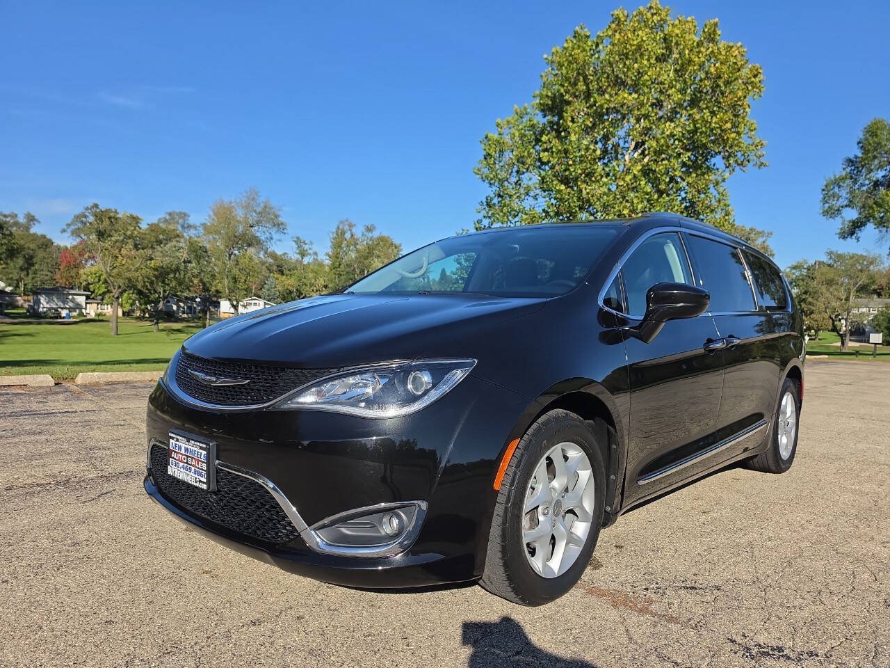 Used 2017 Chrysler Pacifica Touring-L Plus FWD image 2