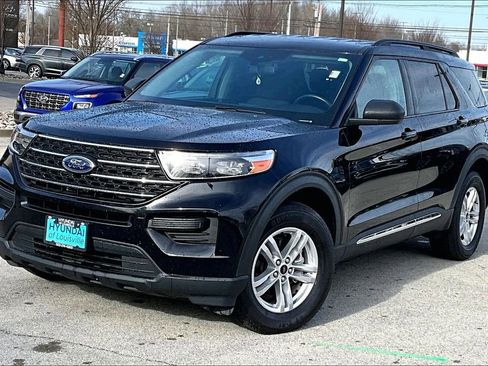 Used 2022 Ford Explorer XLT image 3