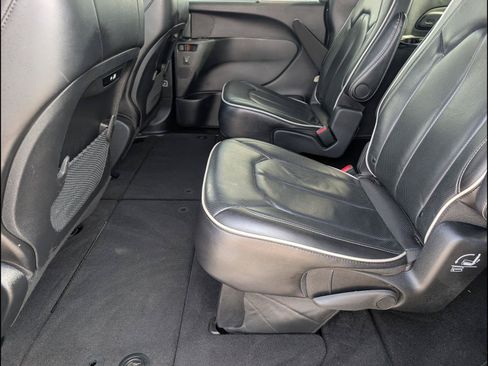 Used 2025 Chrysler Pacifica Limited FWD image 12