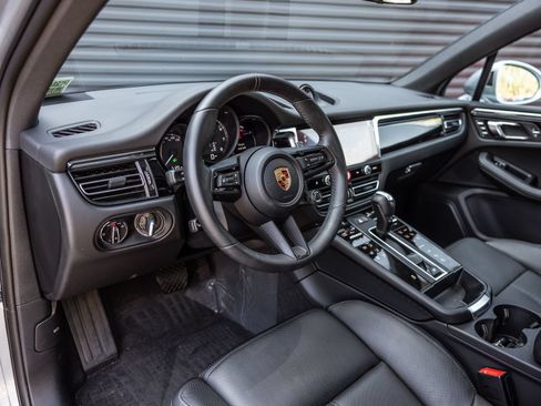 Certified 2026 Porsche Macan AWD/4WD image 4