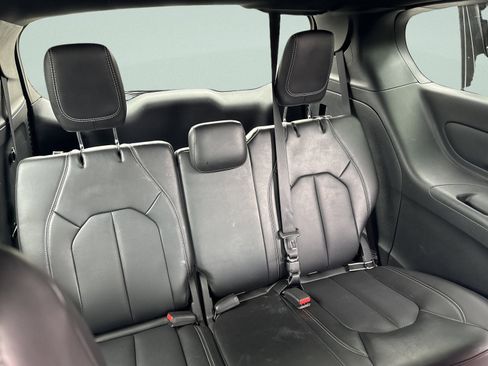 Used 2025 Chrysler Pacifica Select FWD image 19