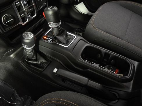 Used 2025 Jeep Wrangler Unlimited Sahara AWD/4WD image 32