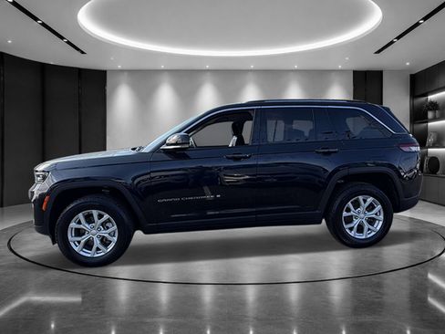 Used 2023 Jeep Grand Cherokee Limited AWD/4WD image 4