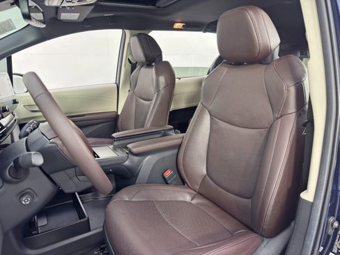 Used 2024 Toyota Sienna Platinum image 40