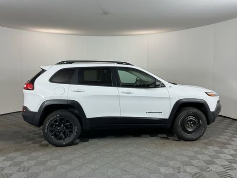 Used 2017 Jeep Cherokee Trailhawk AWD/4WD image 4