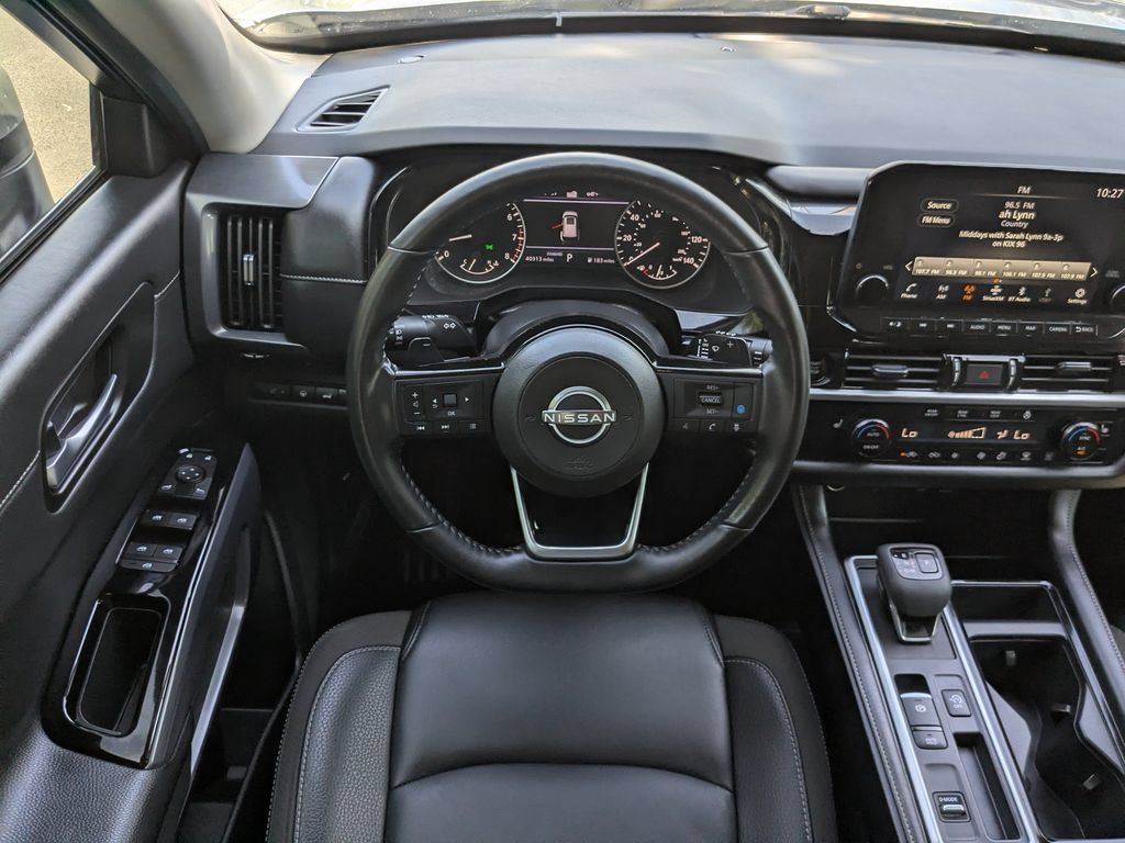 Used 2025 Nissan Pathfinder SL FWD image 17