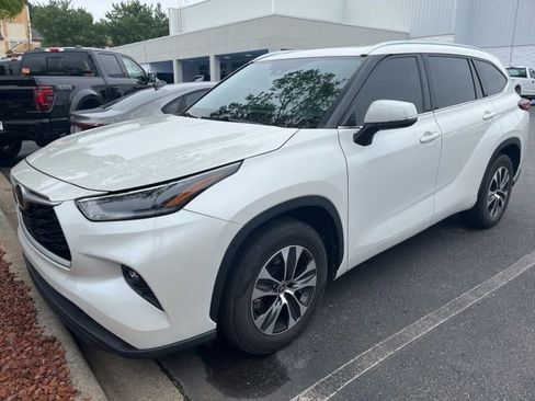 Used 2021 Toyota Highlander XLE FWD image 1