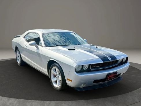 Used 2009 Dodge Challenger SE image 3