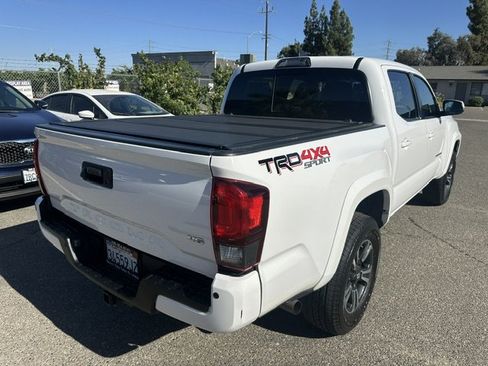 Used 2018 Toyota Tacoma TRD Sport w/ Technology Package AWD/4WD image 11