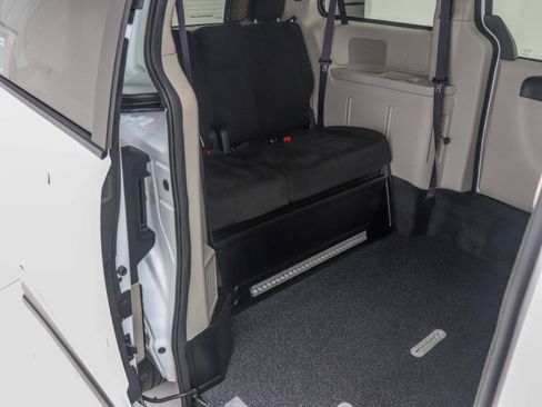 Used 2016 Dodge Grand Caravan SXT w/ UConnect Hands-Free Group image 17