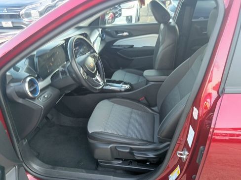 Used 2025 Chevrolet Trax LT w/ LT Convenience Package FWD image 4