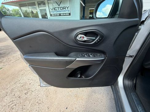 Used 2019 Jeep Cherokee Limited w/ Luxury Group AWD/4WD image 14