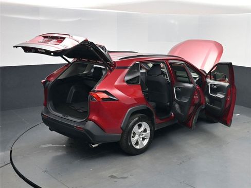 Used 2020 Toyota RAV4 XLE w/ Convenience Package image 28