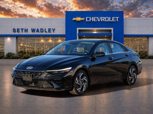 Used 2025 Hyundai Elantra Limited FWD image 3