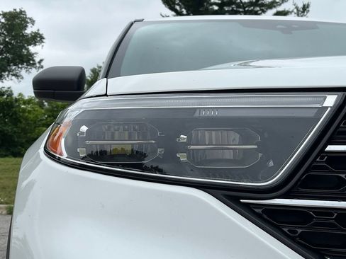 Used 2020 Ford Explorer XLT w/ Equipment Group 202A AWD/4WD image 10