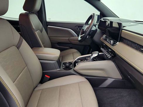 Used 2025 Chevrolet Colorado ZR2 w/ Technology Package image 25