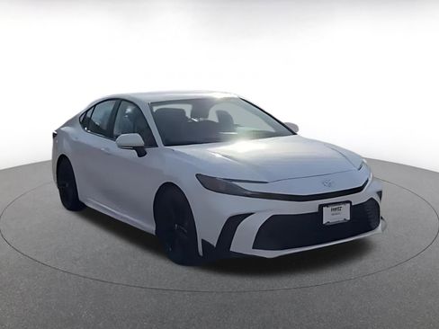 Used 2025 Toyota Camry SE image 3