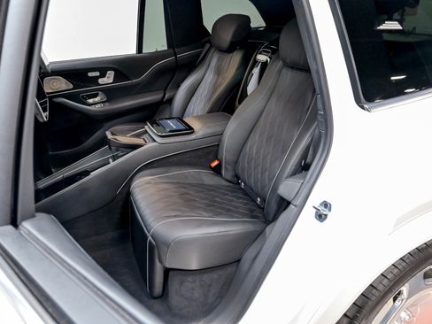 Used 2024 Mercedes-Benz Maybach GLS 600 4MATIC image 41