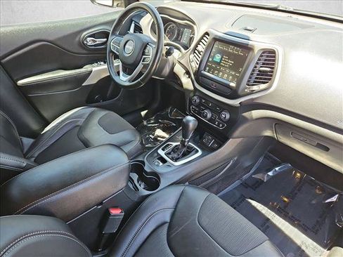 Used 2018 Jeep Cherokee Latitude Plus w/ Cold Weather Group AWD/4WD image 27