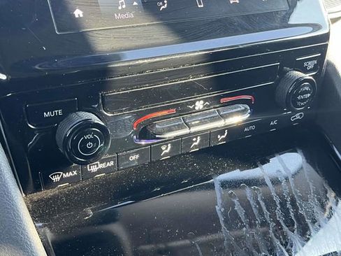 Used 2023 Jeep Grand Cherokee Laredo image 30