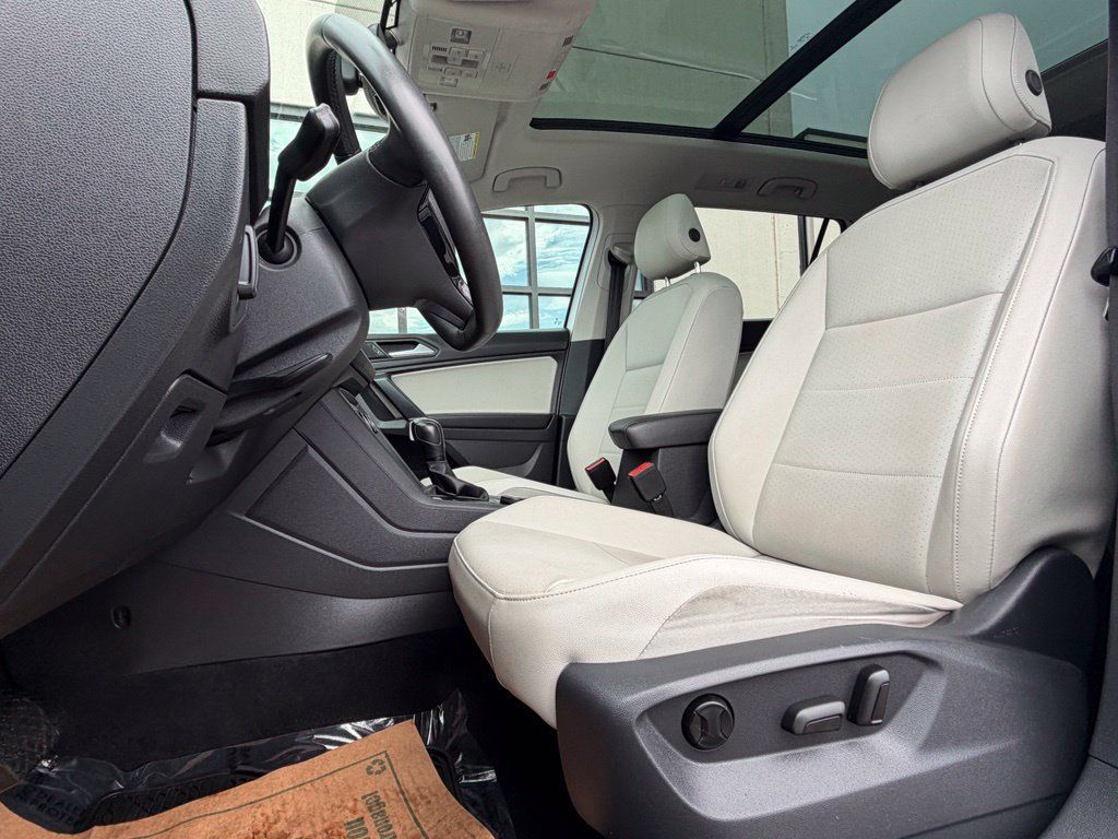 Used 2020 Volkswagen Tiguan SE w/ Panoramic Sunroof Package AWD/4WD image 10
