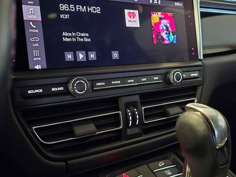 Used 2021 Porsche Macan S image 25