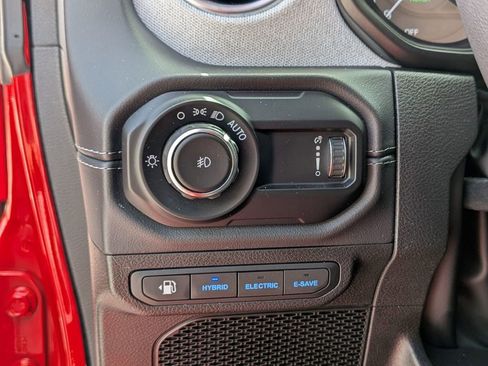 Used 2025 Jeep Wrangler Unlimited Sahara AWD/4WD image 17