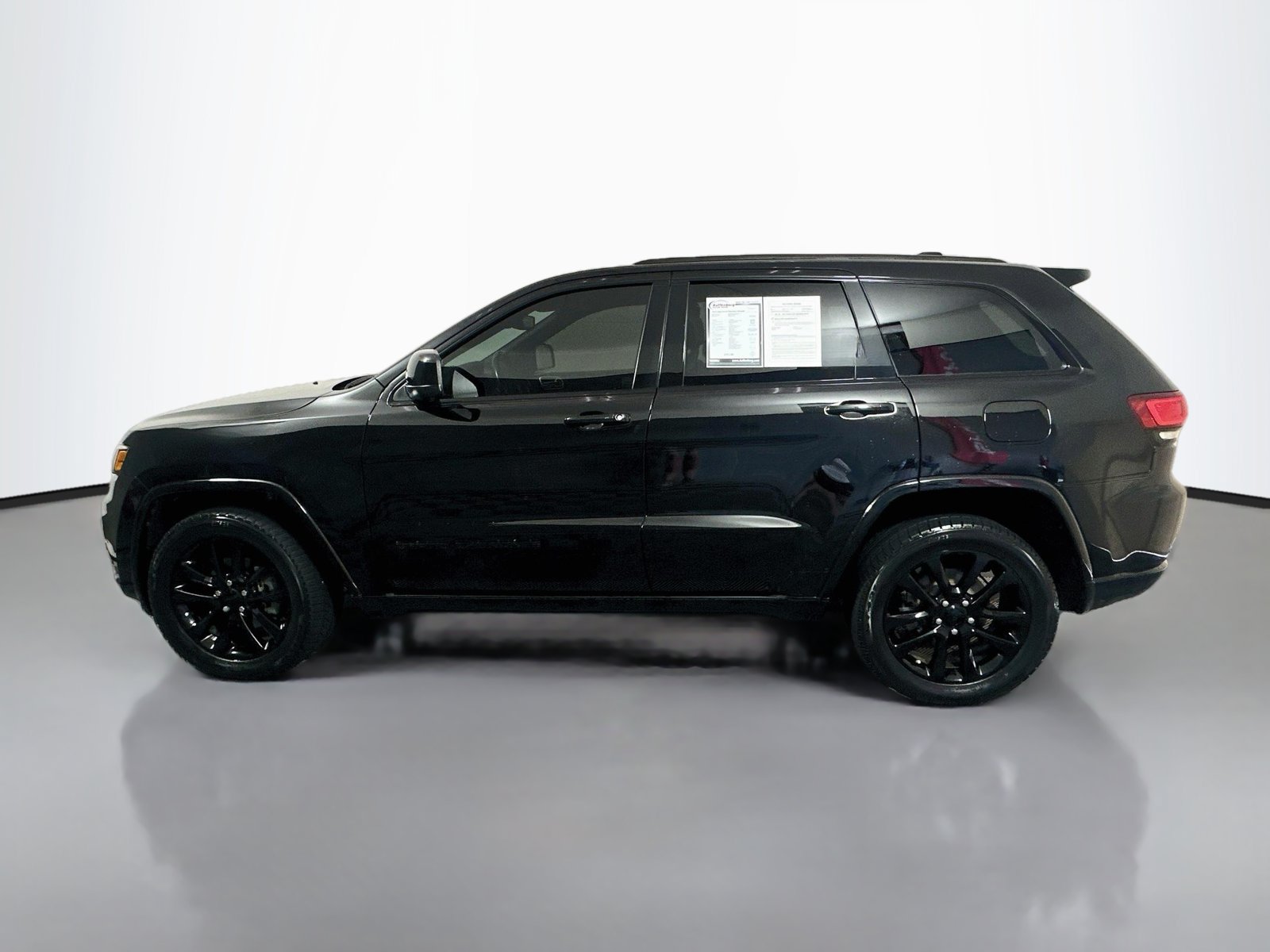 Used 2019 Jeep Grand Cherokee Altitude AWD/4WD image 4