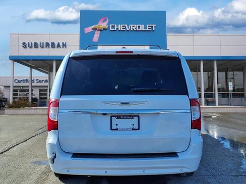 Used 2016 Chrysler Town & Country Touring-L image 5