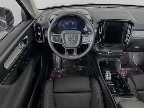 Certified 2025 Volvo XC40 B5 Plus w/ Protection Package Premier image 21