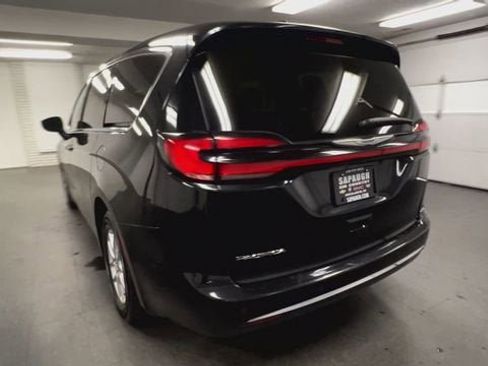 Used 2023 Chrysler Pacifica Touring-L FWD image 7