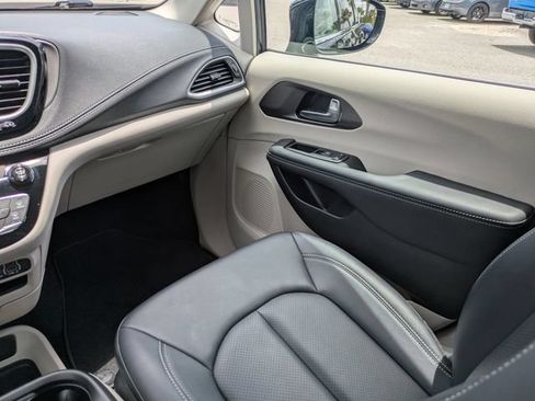 Used 2024 Chrysler Pacifica Touring-L AWD/4WD image 26