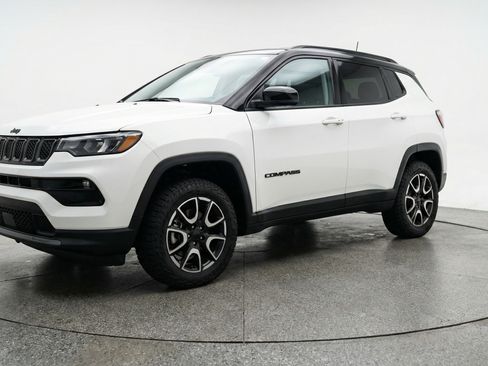 Used 2025 Jeep Compass Trailhawk AWD/4WD image 3
