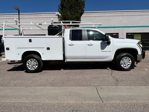 Used 2021 Chevrolet Silverado 3500 LT AWD/4WD image 2