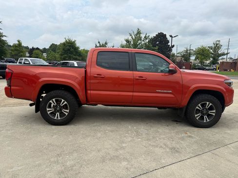 Used 2018 Toyota Tacoma TRD Sport w/ Technology Package AWD/4WD image 4