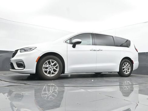 Used 2023 Chrysler Pacifica Touring-L FWD image 45