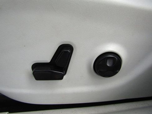Used 2020 Jeep Cherokee Latitude Plus FWD image 12