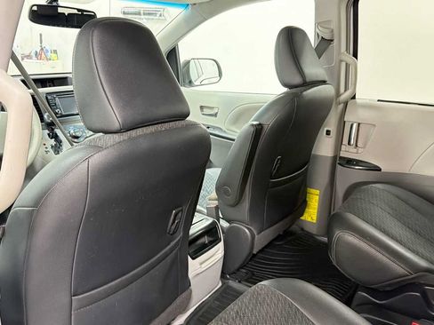 Used 2014 Toyota Sienna SE FWD image 27