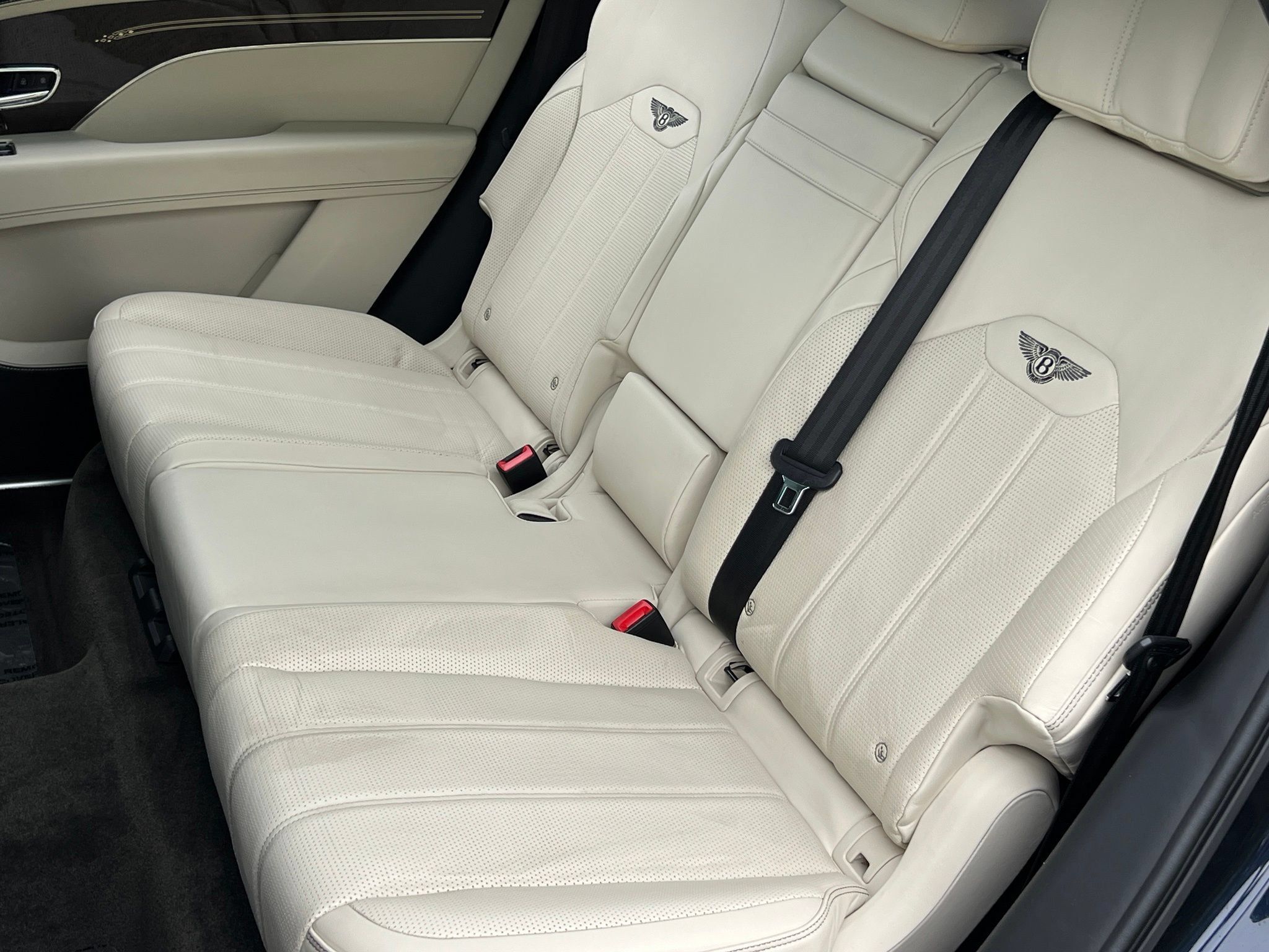 Used 2023 Bentley Bentayga Extended Wheelbase AWD/4WD image 16